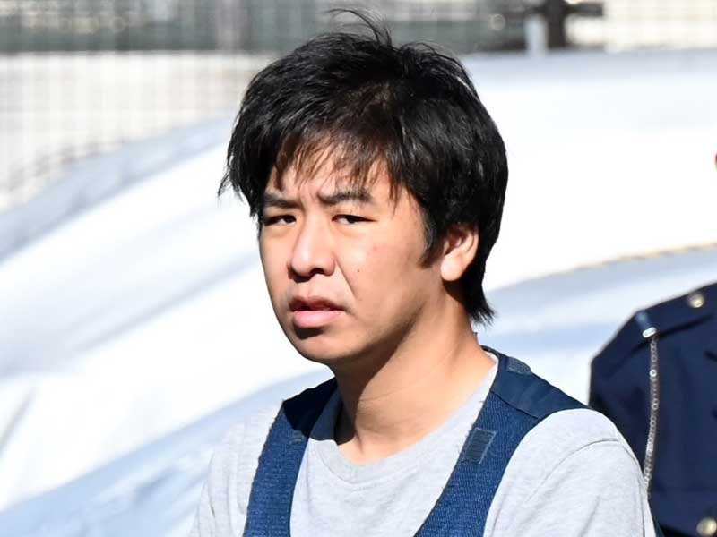 送検のため四街道署を出る金子優汰容疑者＝１１月、四街道市
