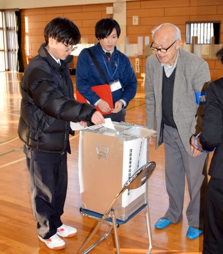 模擬選挙で投票する生徒＝県立茂原高校