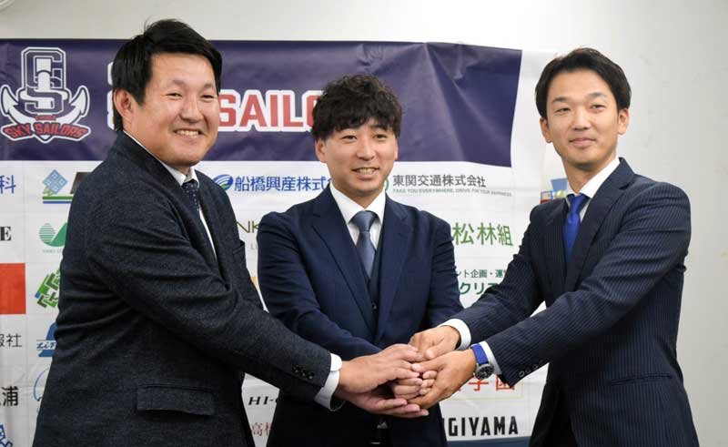 ＢＣリーグ準加盟が決まった千葉スカイセイラーズ運営会社の杉山社長（左）と小野真路ゼネラルマネジャー（右）。中央はＢＣリーグ運営会社の上野社長＝２日、船橋市役所