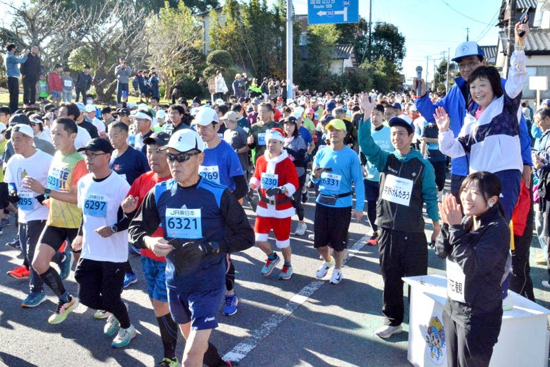 約５７０人が出場した１０キロの部のスターターを務めた増田さん（右）＝１日、いすみ市