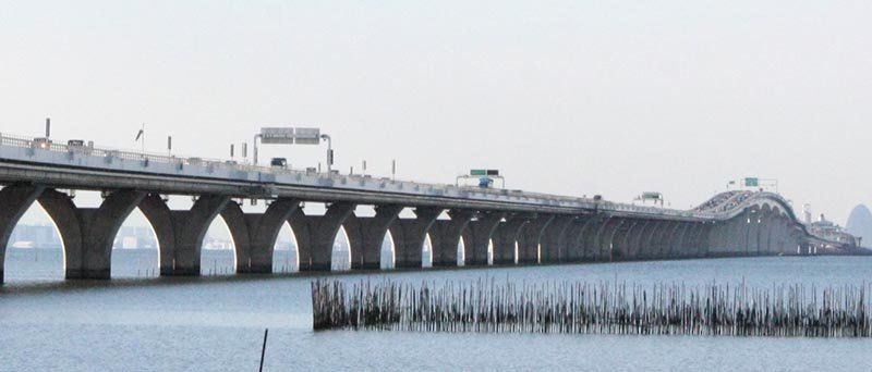 木更津市と川崎市を結ぶ東京湾アクアライン＝２月、木更津市