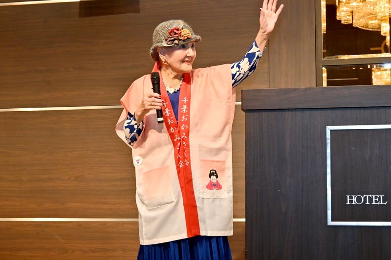 あいさつで登壇した吉成会長＝千葉市美浜区