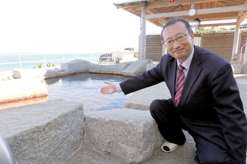 太平洋を望める「絶景の宿　犬吠埼ホテル」の露天風呂と犬吠埼温泉協議会の梅津会長＝銚子市
