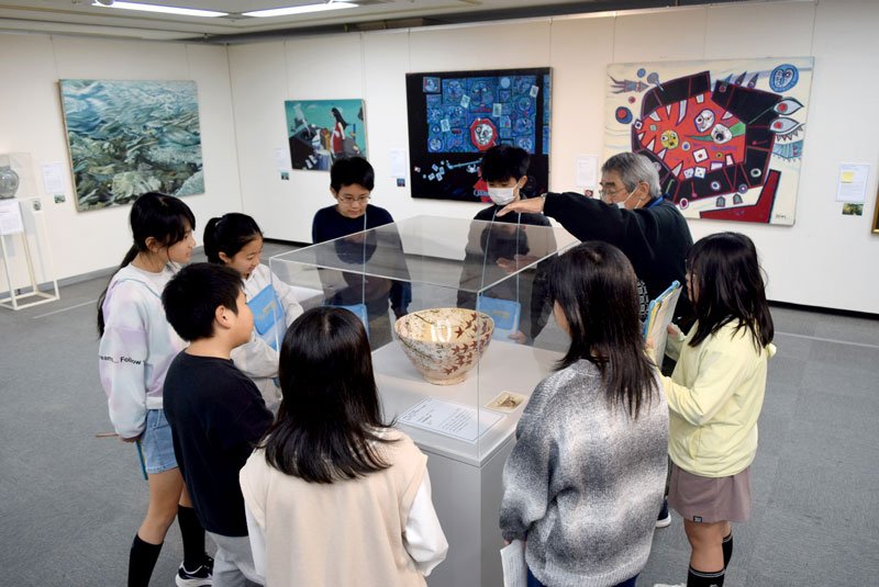 船橋市民ギャラリーで開催中の市所蔵作品展を鑑賞する湊町小の児童ら＝船橋市