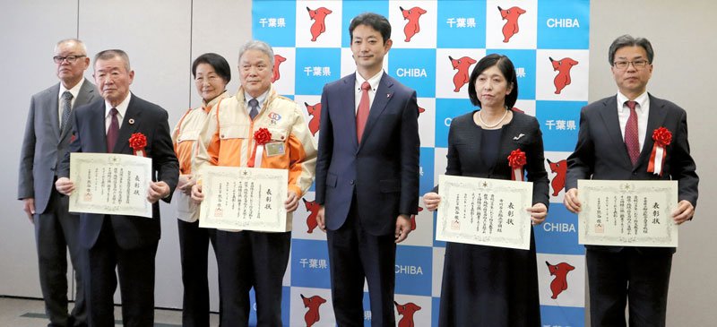 防災力向上知事表彰状を受け取った受賞者ら＝県庁