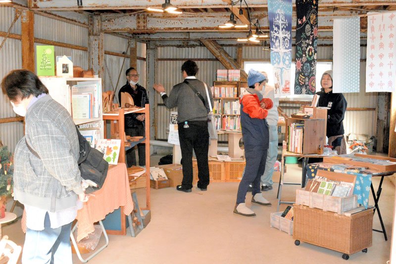 空き店舗や倉庫を活用して開かれた古本市＝いすみ市
