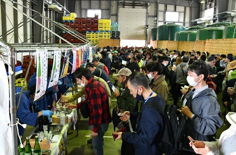 神崎町で３月１７日に「酒蔵まつり」が５年ぶりに開催された。同日、会場で椿等町長が「発酵オーガニックビレッジ宣言」について報告した＝３月、神崎町
