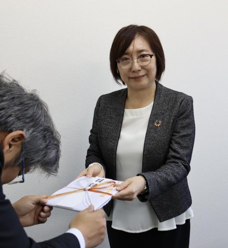 目録を手渡す大西委員長
