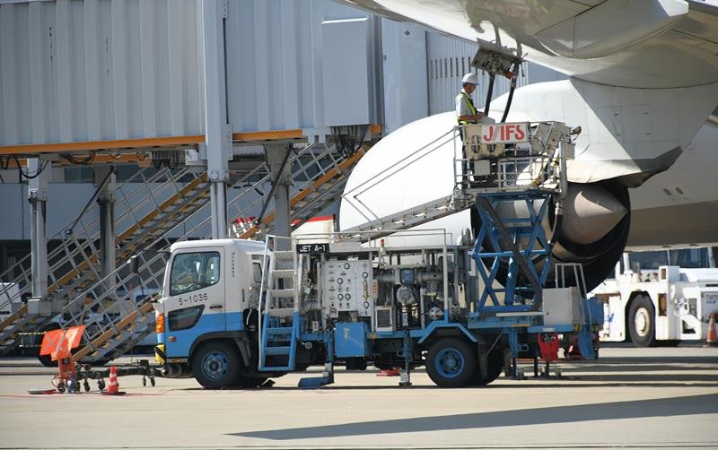 成田空港で特殊車両を介して燃料を給油される航空機＝８月、成田市

