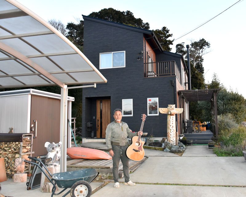 入り口の看板やトーテムポールまで手作り感満載。オーナーの平野さんは副業で彫刻作品の制作にも励んでいる