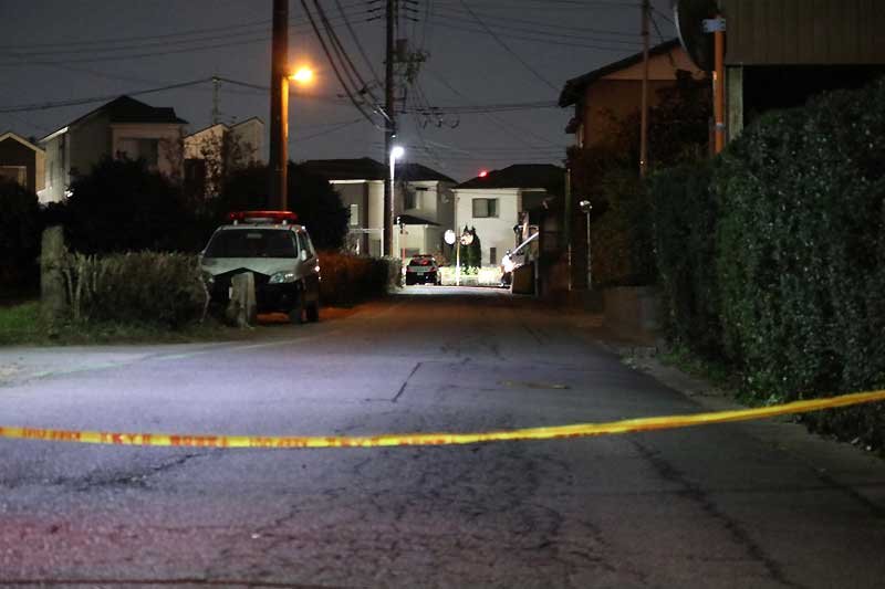 火災があった現場付近には規制線が張られている＝２０日午後８時５分ごろ、柏市高柳