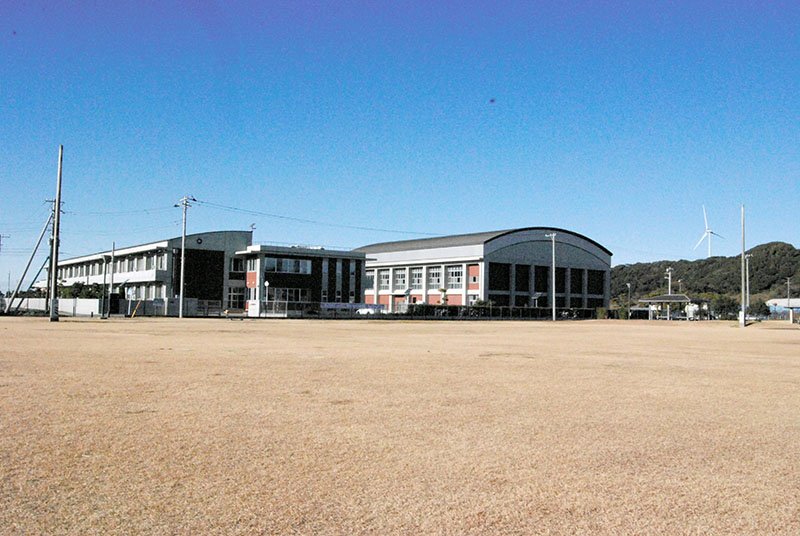 強盗事件を受けて休校措置を取った学校の近くにある公園。子どもたちの姿は見えない＝２４日、旭市