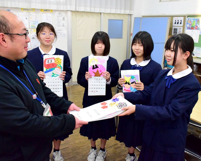 手作りカレンダーを社会福祉協議会の職員に渡す生徒＝茂原市立東中学校