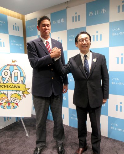 田中市長（右）と握手する菊地投手＝市川市役所
