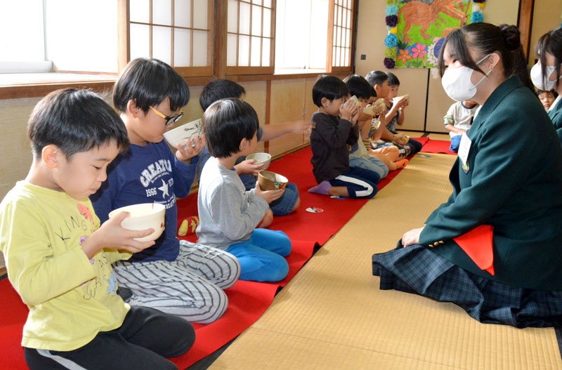 高校生と茶道をたしなむ保育園児ら＝大多喜町
