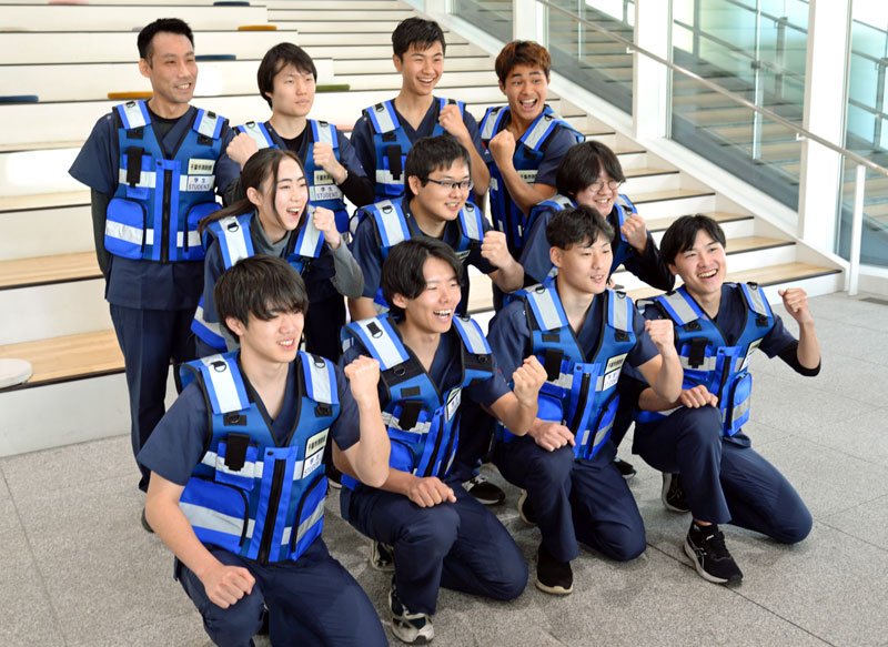 千葉大医学部生らによる機能別団員チーム「千葉市消防団　ＣＵＭＳＴ（カムスト）」の発足式で、笑顔を見せるメンバー＝２６日、千葉市役所
