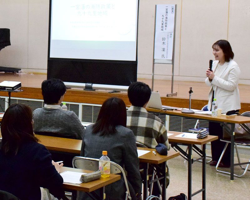 江戸時代の一宮藩の海防について解説する鈴木学芸員＝一宮町中央公民館
