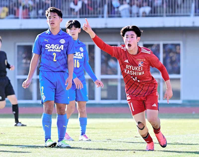 佐賀東戦で５点目となるゴールを決め駆け出す流通経大柏の堀川（右）＝柏の葉