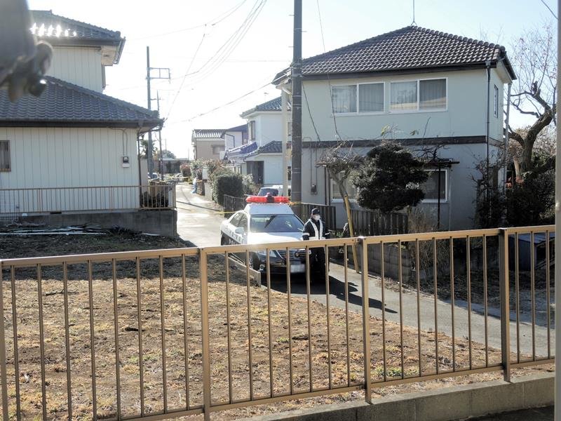 規制線が張られた殺害事件現場周辺では千葉県警による捜査が続いた＝１９日、柏市高柳