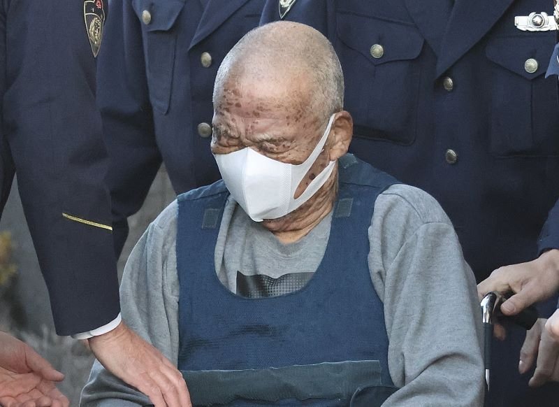 柏署から送検される酒巻馨容疑者＝２５日午前８時ごろ、柏市