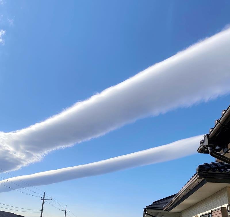 千葉県内上空で観測された帯状の雲＝１１月１９日、市原市