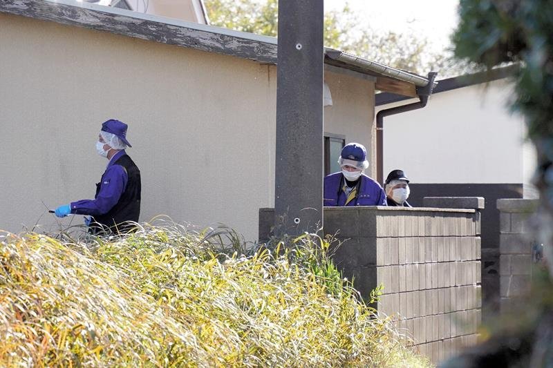 強盗致傷事件が発生した住宅周辺を調べる捜査員＝２２日、旭市
