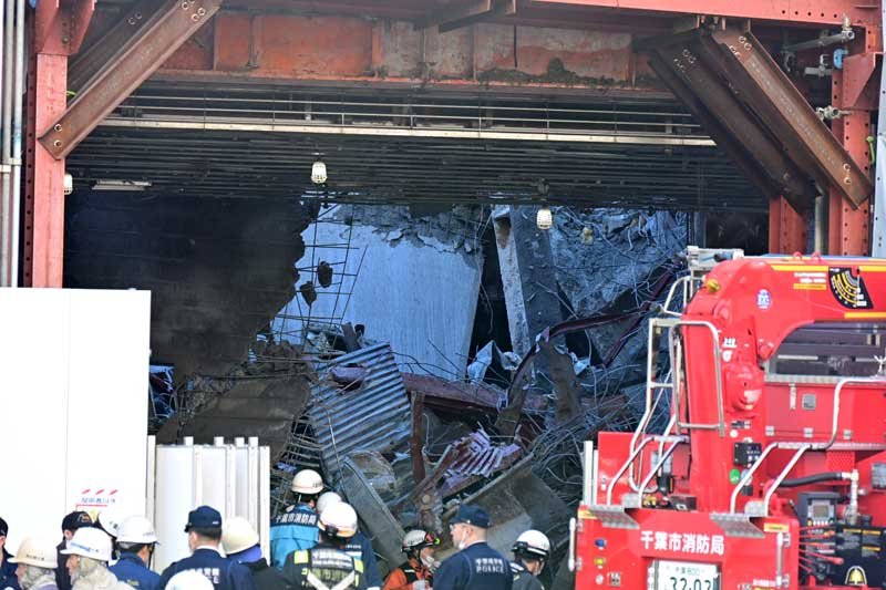 崩落事故が起こった解体工事現場＝９日午前１０時５０分、千葉市中央区富士見１