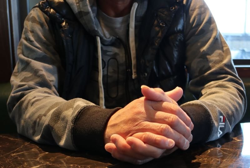 千葉県児相で性被害を受けたと訴える男子生徒の父親＝２０２４年１２月、千葉県内