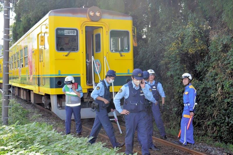 脱線したいすみ鉄道の車両周辺で事故の対応に当たる警察官ら＝２０２４年１０月、いすみ市