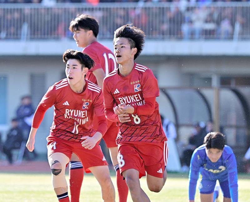後半２０分、ゴールを決め駆け出す流通経大柏の亀田（右）
