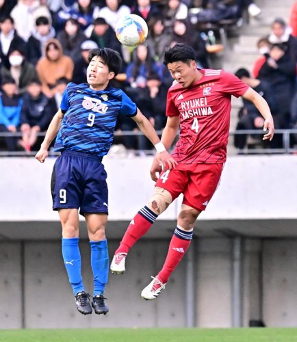 前半、競り合う流通経大柏の奈須（右）
