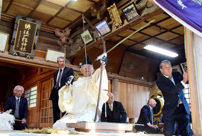 的めがけて矢を放つ狩野宮司＝４日、長生村の一松神社