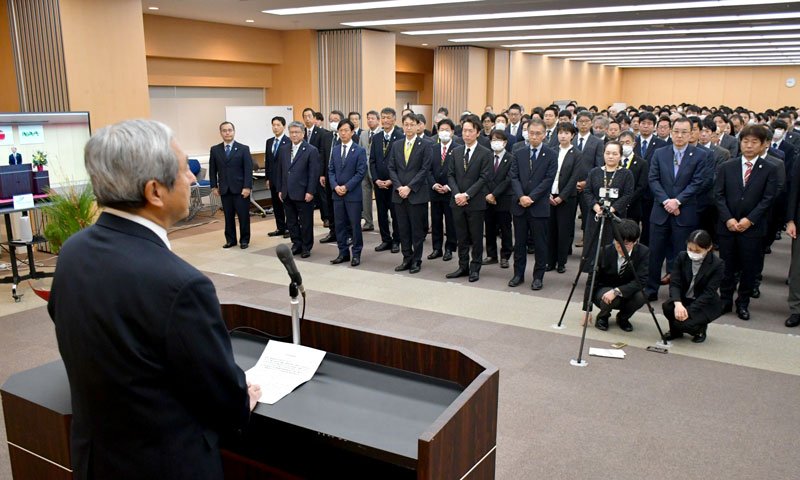 ＮＡＡの仕事始め式で田村社長のあいさつを聞く社員＝６日、成田市