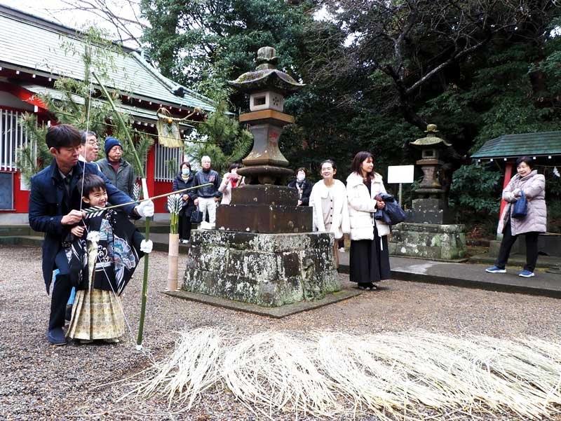 父親の介添えで弓を引く「わかと」の颯輝君＝７日、君津市