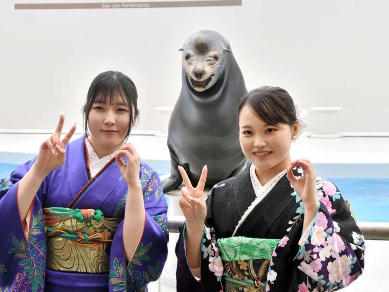 “笑うアシカ”の「カンジ」と一緒に笑顔を浮かべる「二十歳の集い」の参加者＝１２日、鴨川市