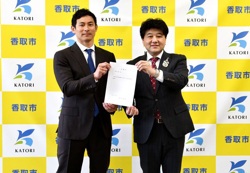 伊藤市長（右）から委嘱状を受け取った荻野選手＝１６日、香取市役所
