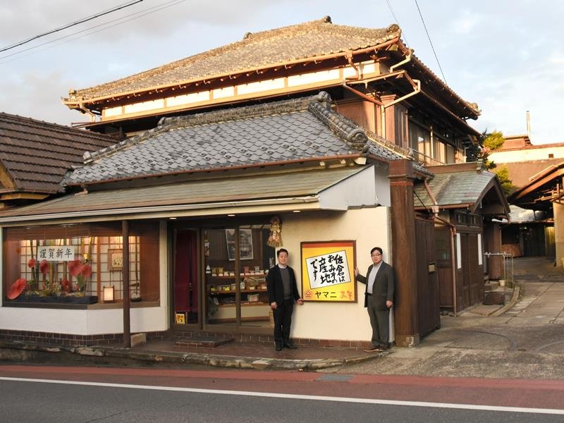 「佐倉はおみその産地です」の看板が目を引くヤマニ味噌の木造店舗。２階の柱にはＢ２９の機銃掃射による流れ弾と弾痕が残る＝佐倉市
