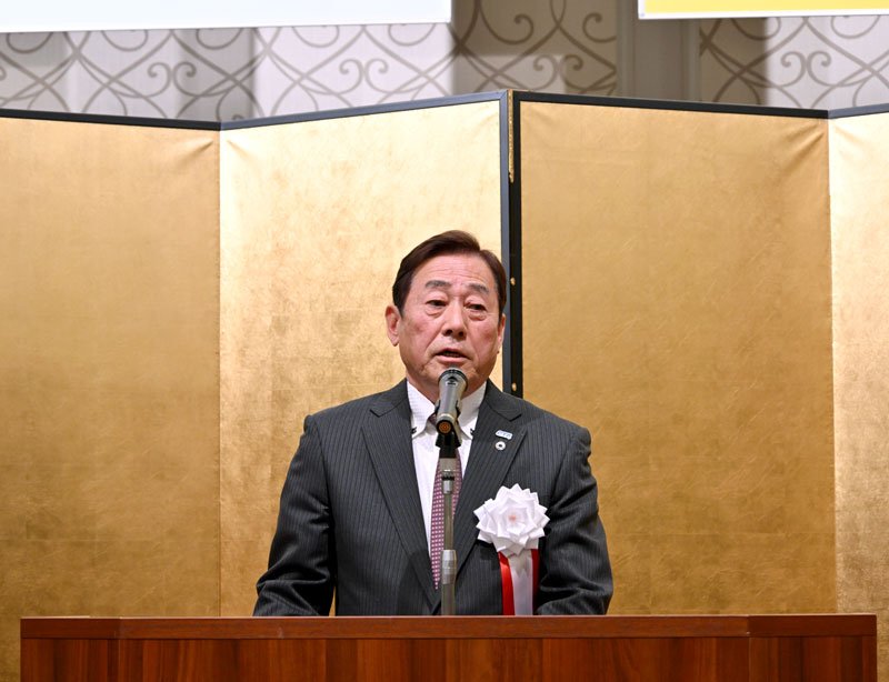 あいさつする池田和彦県トラック協会会長＝１７日、千葉市中央区
