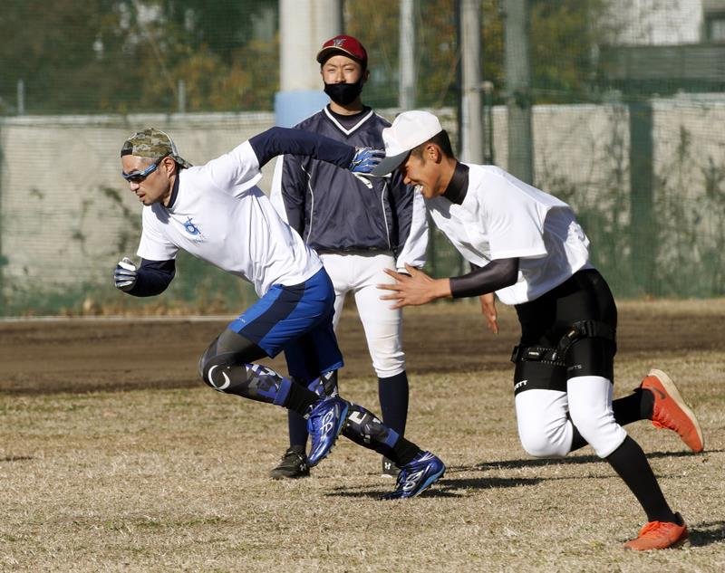 千葉明徳高を訪れ、選手とダッシュするイチローさん（左）＝２０２１年１２月、千葉市中央区（共同）

