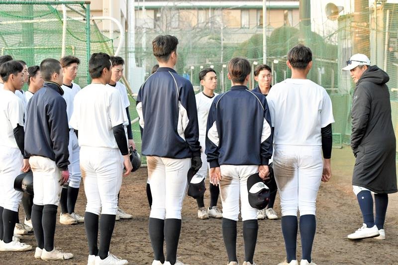 選抜大会出場校発表を控えた練習で、中野監督（右端）の話を聞く千葉黎明の選手たち＝２１日、八街市

