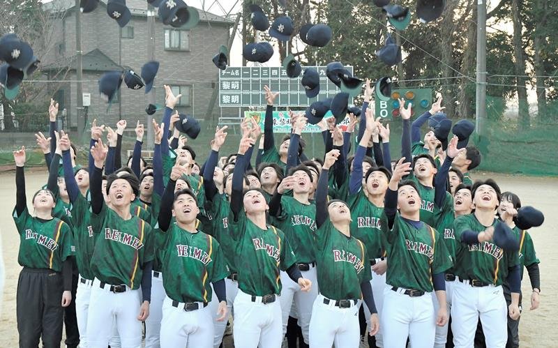 春夏通じて初の甲子園となる選抜大会出場が決まり、帽子を投げて喜ぶ千葉黎明の選手たち＝２４日午後、八街市
