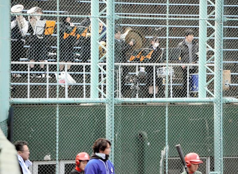 バックネット裏で応援曲を演奏する松尾高の吹奏楽部員ら＝東金市
