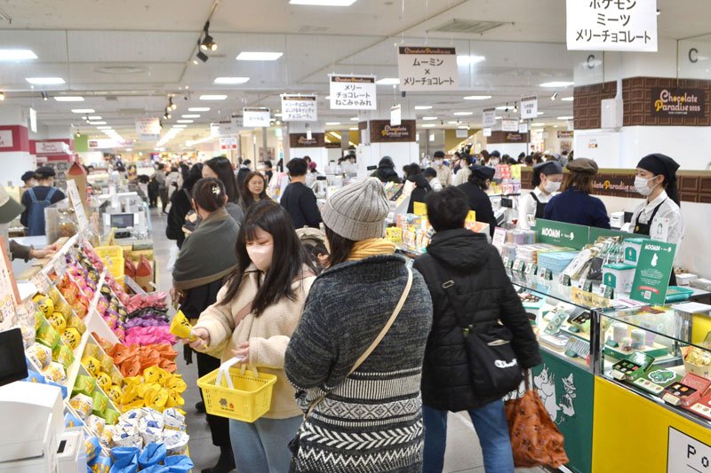 多くの来店客でにぎわう、そごう千葉店のバレンタイン特設会場＝千葉市中央区