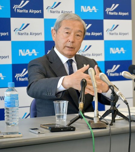 定例記者会見で２０２４年に成田空港を利用した旅客数について説明する田村社長＝３０日、成田市