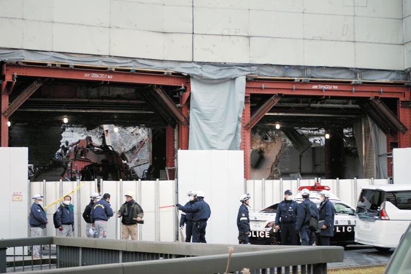 崩落事故で５０代男性の死亡が確認された後の現場＝９日午後４時ごろ、千葉市中央区富士見１