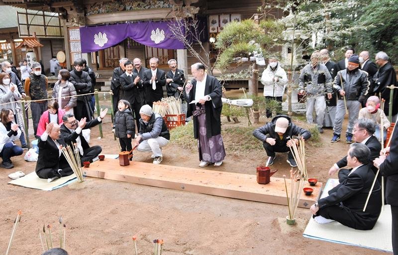 【動画あり】ひげをなでて「もう一杯」　伝統奇祭、境内に笑顔　香取・側高神社