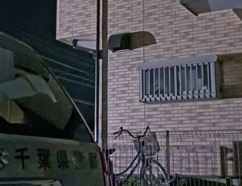 ２人の遺体が見つかった住宅＝２日未明、市原市