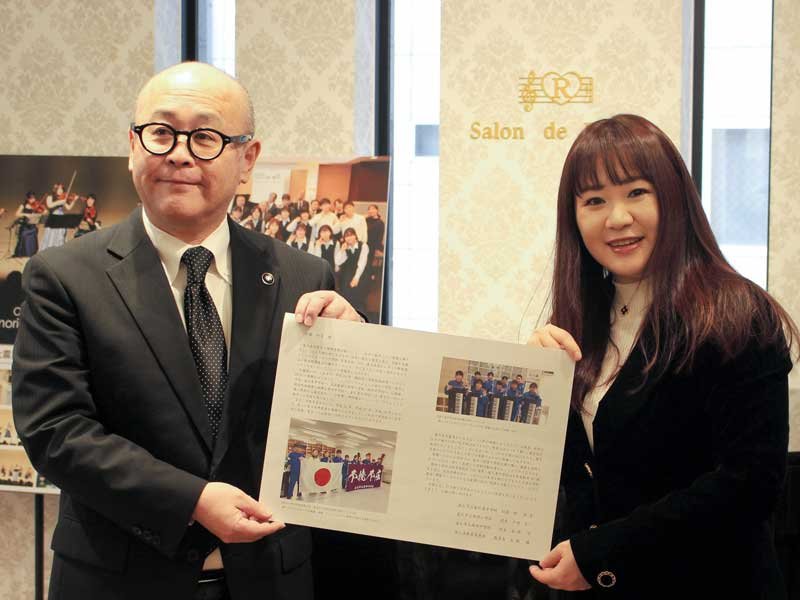 支援を受けた学校からの感謝の手紙を加藤さん（右）に手渡す小野市長＝７日、千葉市中央区