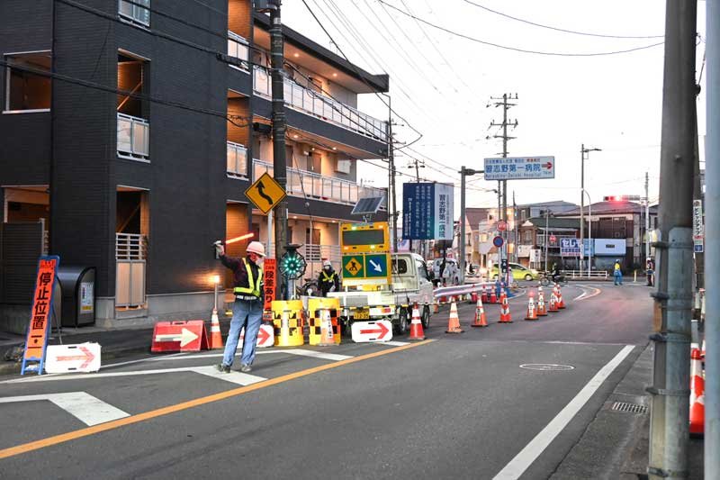 片側通行規制になった現場＝12日午後５時半ごろ、習志野市鷺沼