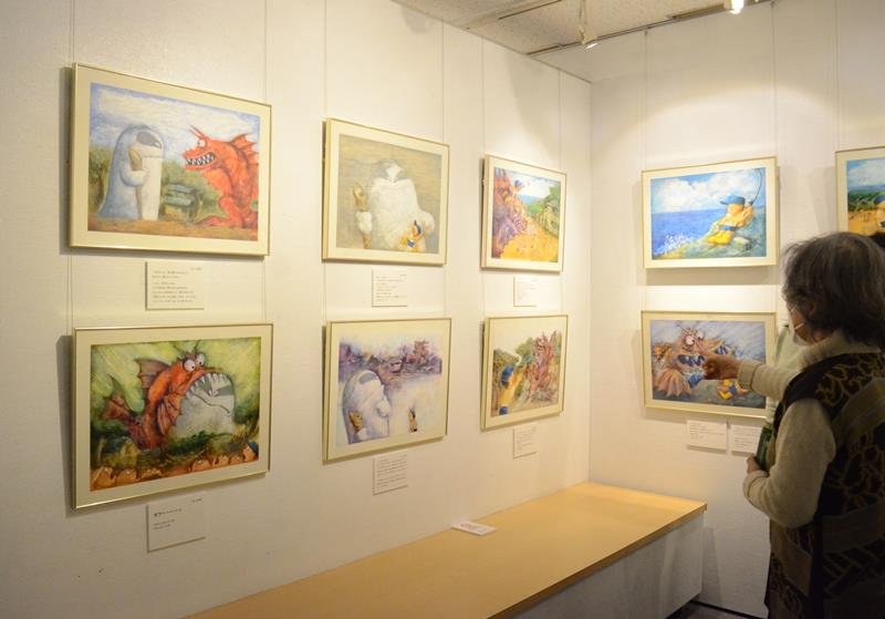 伊藤順一氏の絵本「海からきたカサゴン」の原画。同作品は海沿いの村に住む「いそきち」と、海の怪獣「カサゴン」の出会いなどを描く＝横芝光町
